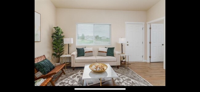 Sala de estar - 744 E Springmont Dr