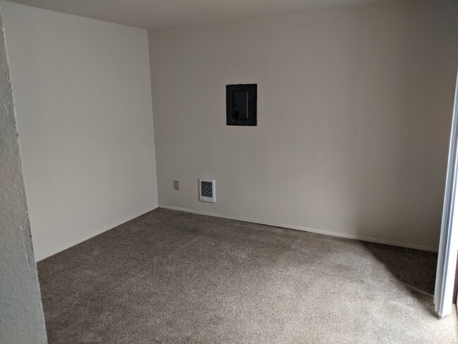 Building Photo - 204 S Cherry Dr