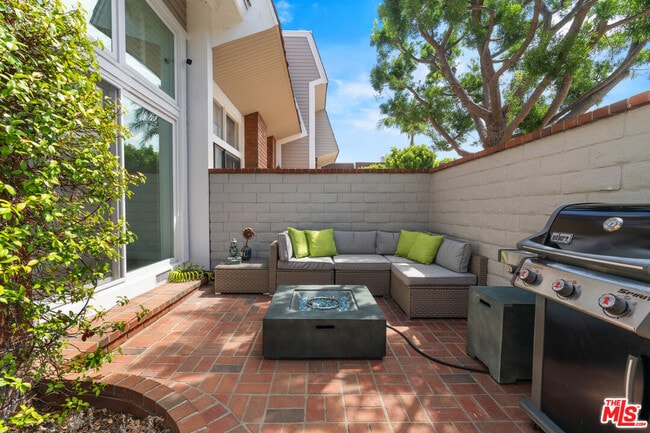 Building Photo - 13072 Maxella Ave