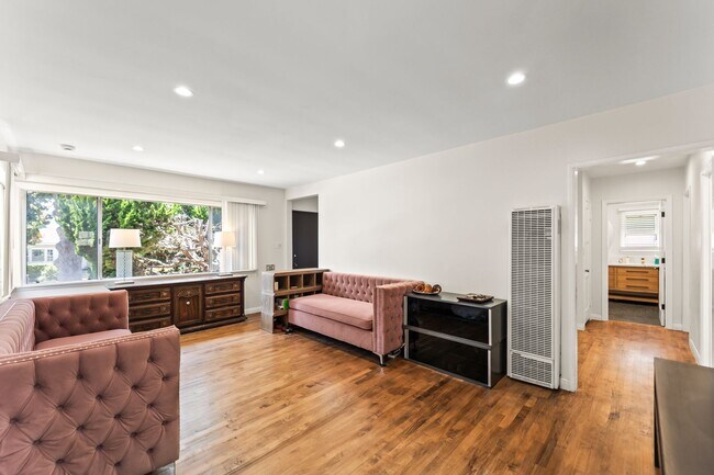 Foto del edificio - 8016 Denrock Ave