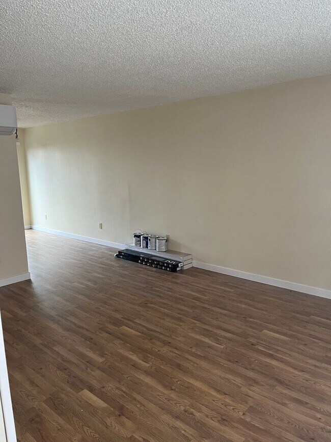 Building Photo - Newly remodeled Condo in great location