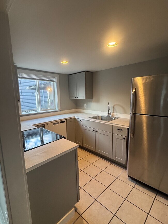 Foto del edificio - "Charming 2-Bed Retreat in Seattle's Heart – Cozy 840 Sq Ft Haven on 14th Ave West!"