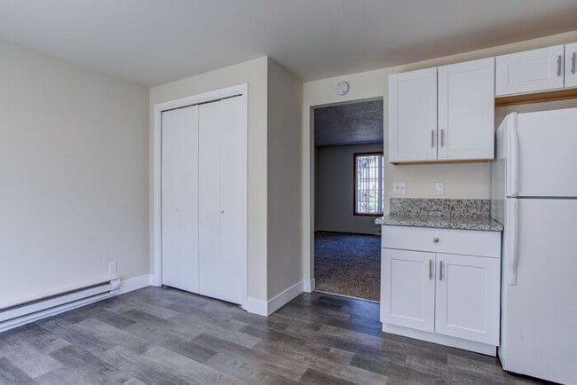 Building Photo - 2 bedroom unit available!! Pets OK!