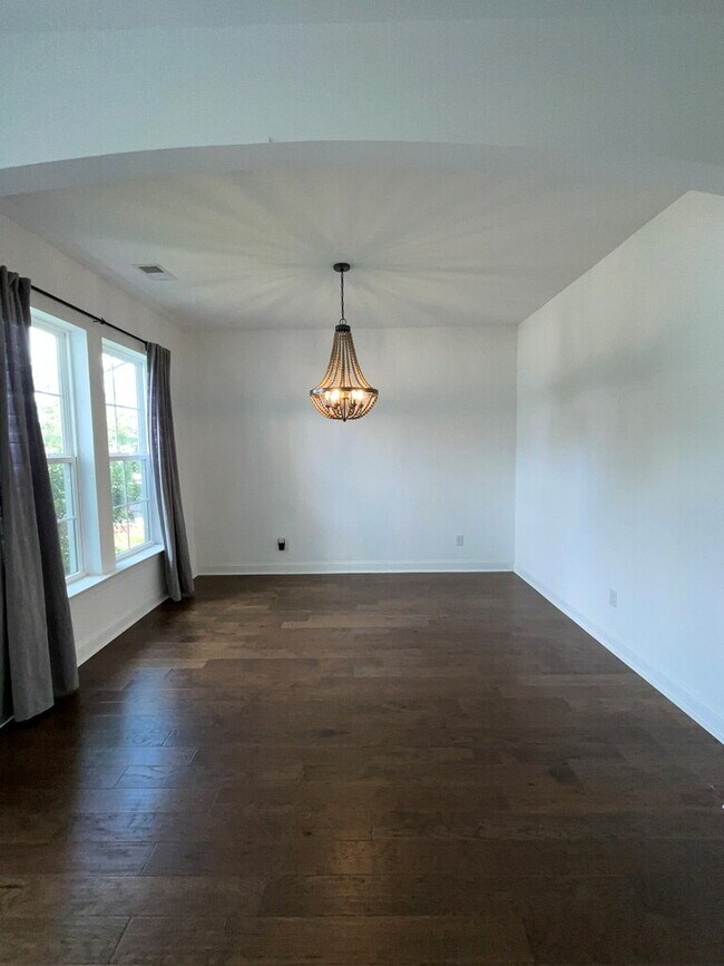 Foto del edificio - "Spacious 4-Bed Oasis with Stunning Lake V...