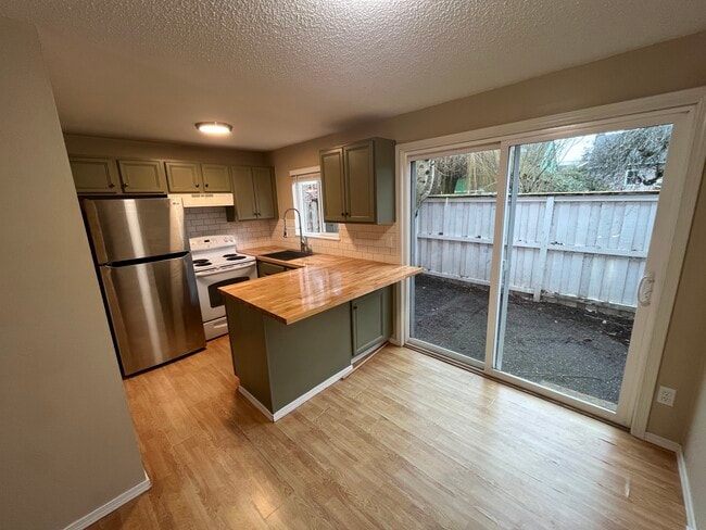 Building Photo - 4167 SE Cesar E Chavez Blvd