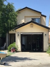 Building Photo - 2509 N Knoll Dr
