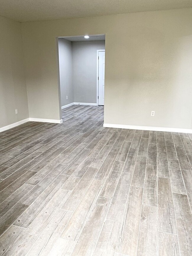 Building Photo - 6023 Bedford Dr