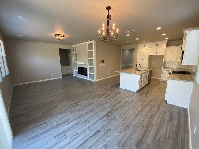 Building Photo - Stunning Clovis home available now!