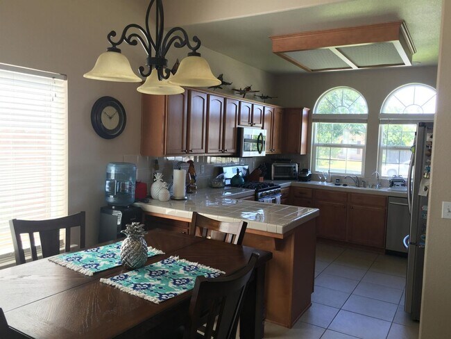 Building Photo - 1566 Persimmon St