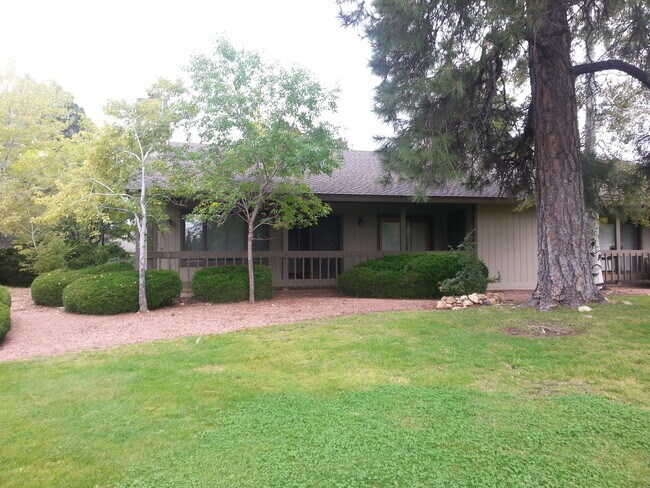 Building Photo - 2-Bedroom (+Bonus Room/Den) 2-Bath Townhom...