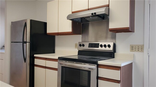 Building Photo - 1015 E Yager Ln