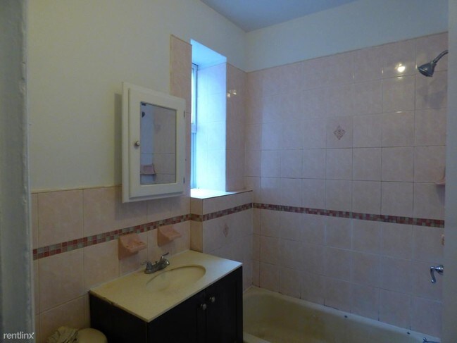 Building Photo - 3 br, 1 bath  - Joe