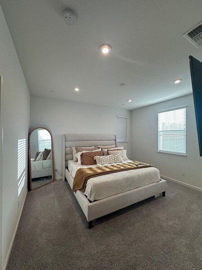 Foto del edificio - Modern Elegance in Roseville: Spacious 4 Bed, 3 Bath Home in Top School District!