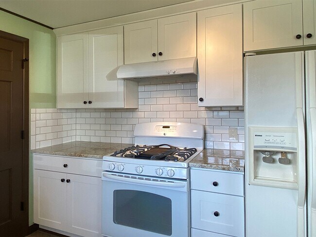 Building Photo - Lovely, Spacious 4 bedroom in Albany