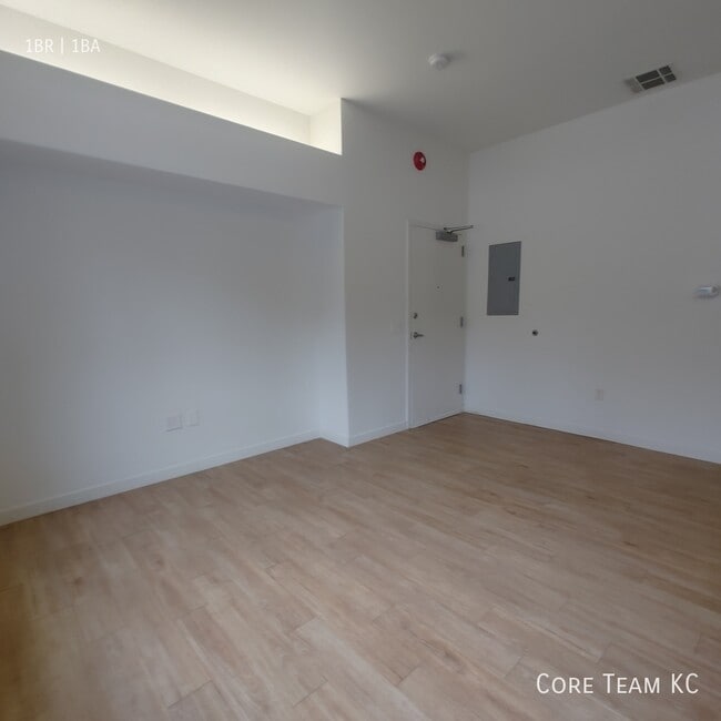 Building Photo - 662 E 63rd St