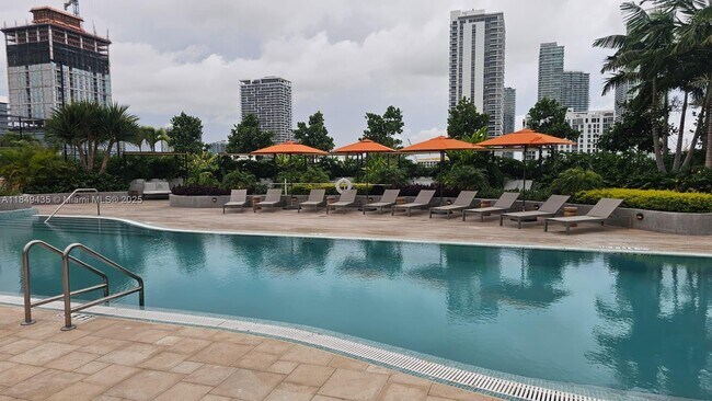 Foto del edificio - 700 NE 24th St
