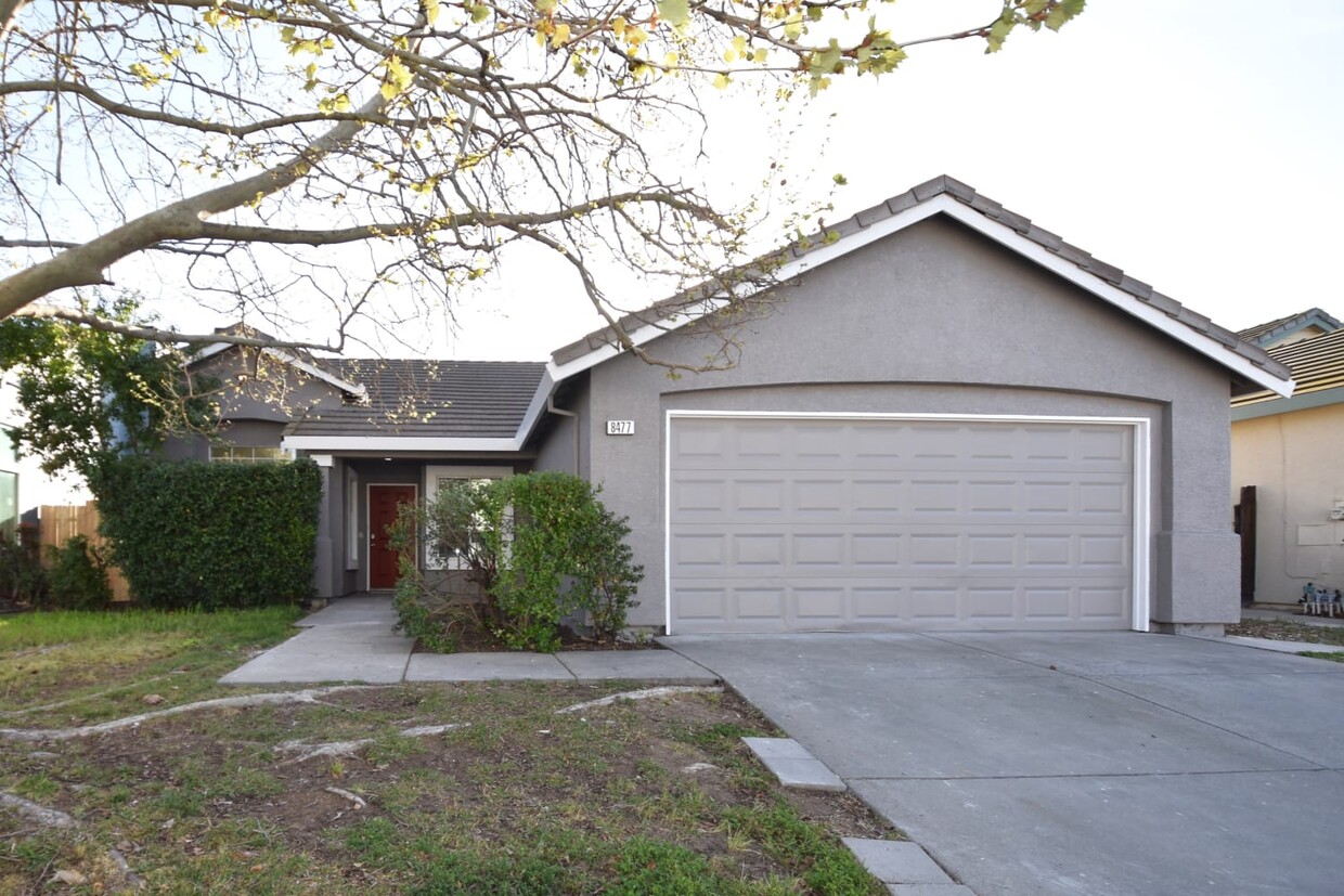 Primary Photo - 8477 Water Poppy Way