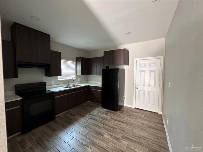 Foto del edificio - 904 W Mahala Ave