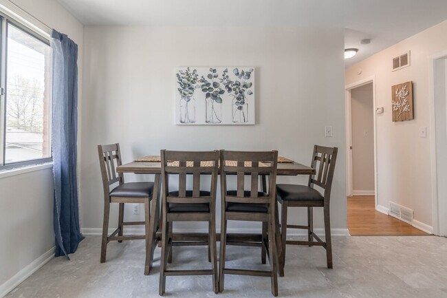 Foto del edificio - 5601 N Northwood Rd