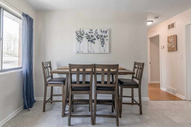 Building Photo - 5601 N Northwood Rd