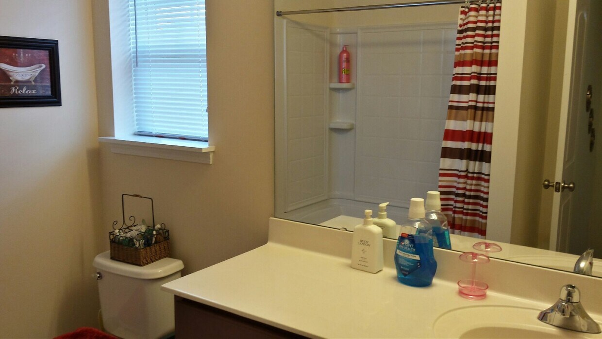 Foto principal - 3 bedroom 2.5 bath townhome in University Area