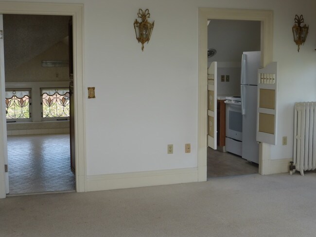 Building Photo - 211 W Highland Dr