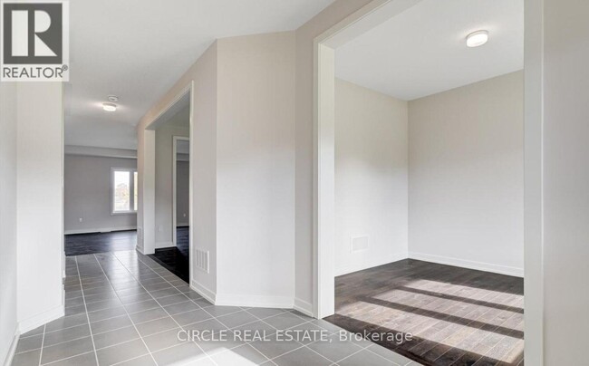 Building Photo - 19 Tulip Cres