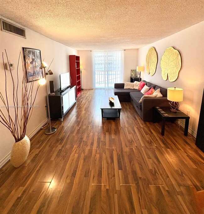 Building Photo - 720 Collins Ave