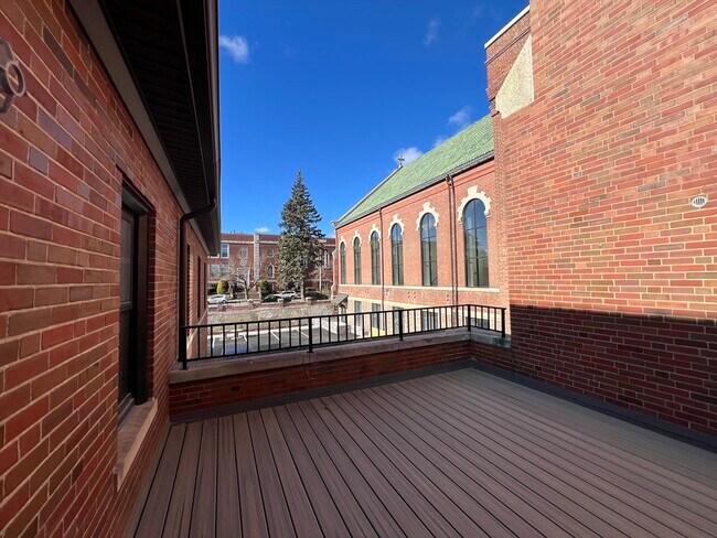 Building Photo - 160 Seabury St