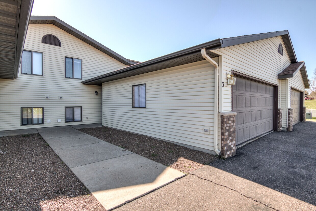 2820 Edgewood Dr, Menomonie, WI 54751 Townhome Rentals in Menomonie