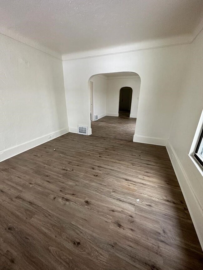 Building Photo - RENT SPECIAL
