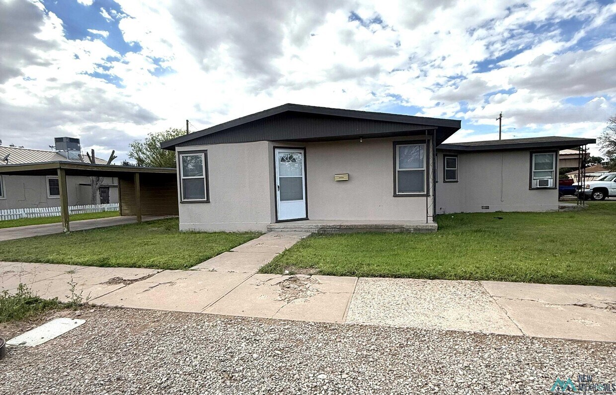 Primary Photo - 702 W Dallas Ave