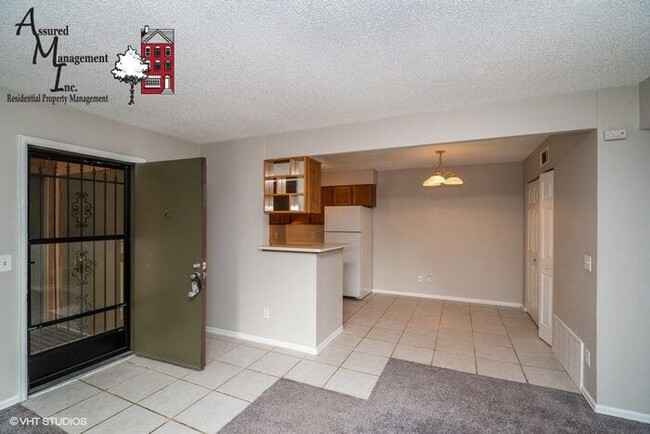 Building Photo - Ground floor 1 bedroom condo with 1-car (d...