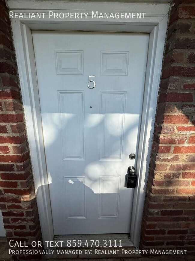 Building Photo - 2021 Cambridge Dr