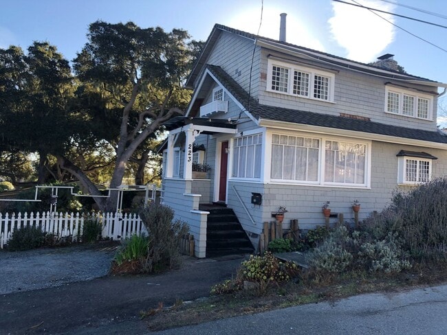 Building Photo - Historic 2-bedroom, 1.5 bath home in the h...