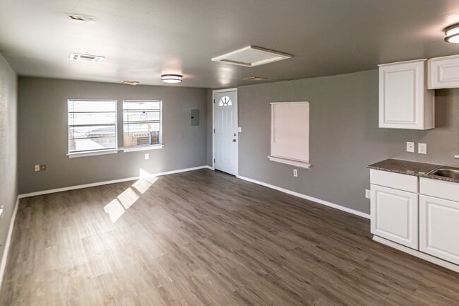 Building Photo - $500 Off First Month's Rent - Charming and...