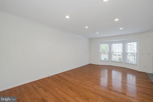 Foto del edificio - 5223 Dunstable Ln
