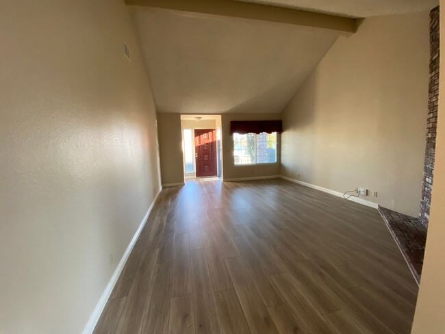 Foto del edificio - Charming 3 Bedroom Duplex in Fair Oaks