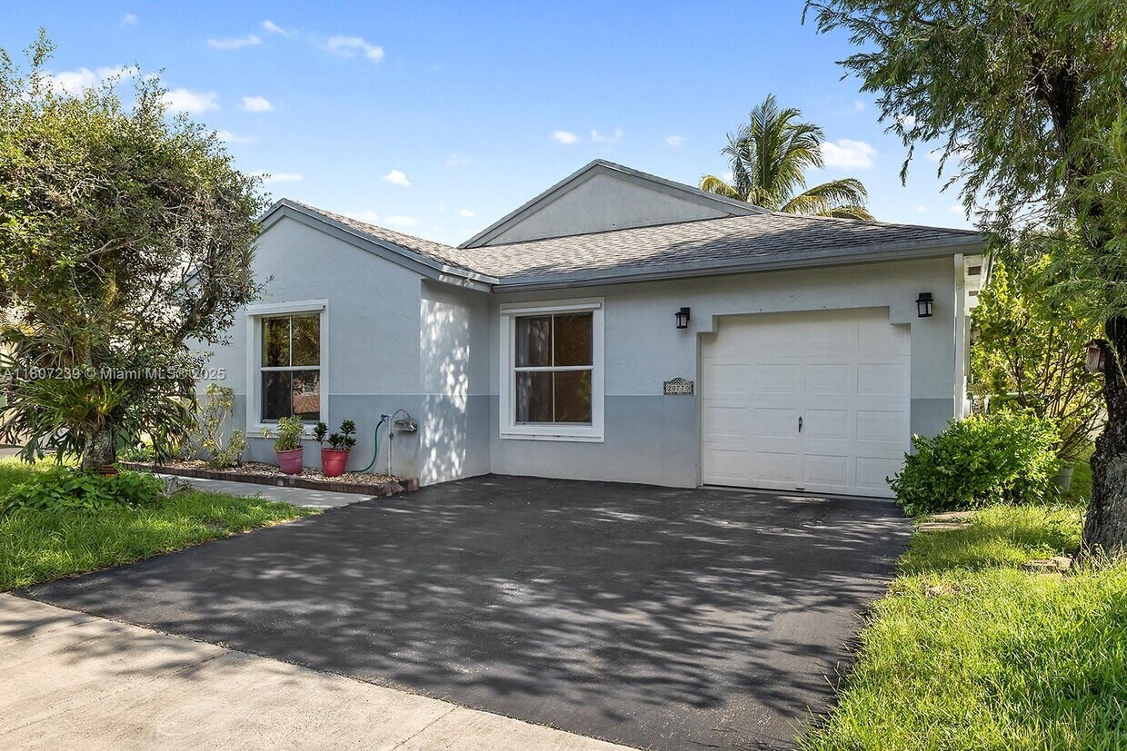 Primary Photo - 20770 NW 1st St
