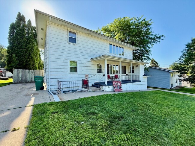 Building Photo - 814 Cedar River Dr