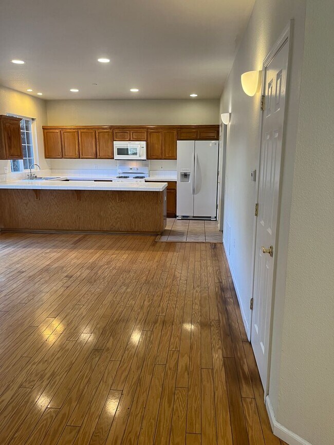 Foto del edificio - 3 bedroom 2.5 bath town home with large bo...