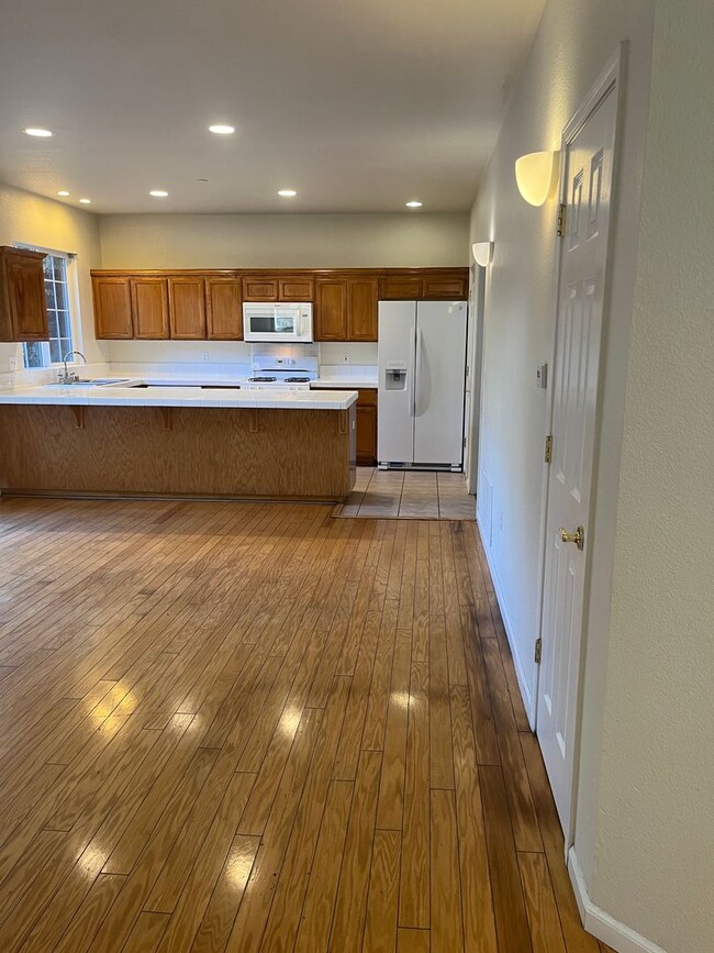 Foto del edificio - 3 bedroom 2.5 bath town home with large bonus living room and 2 car garage parking