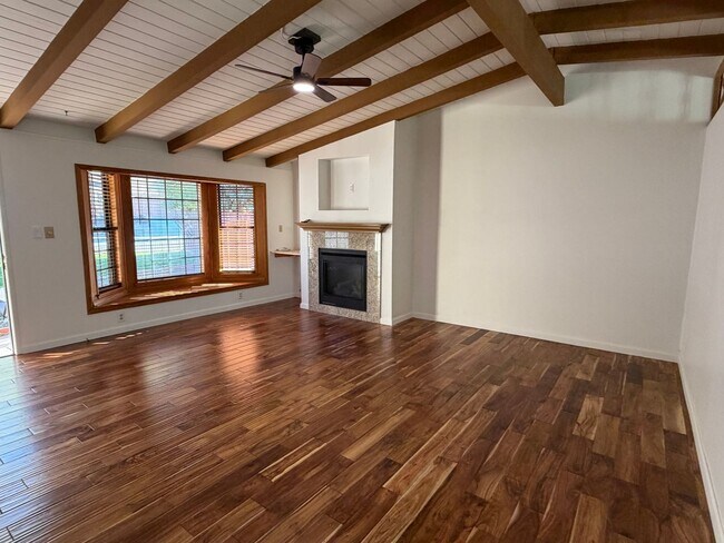 Foto del edificio - Welcome to this stunning 3 bedroom 2 bathroom home located in Fremont