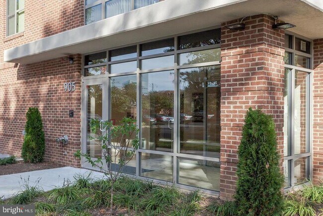 Foto del edificio - 905 N Arlington Blvd