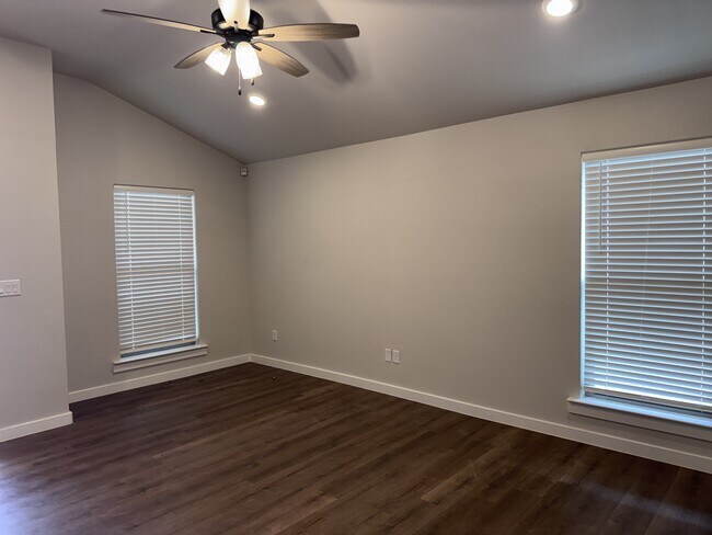 Foto del edificio - 520 Thicket Dr