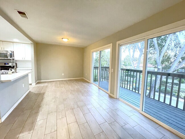 Foto del edificio - Completely Updated Townhome in Fashion Hills!