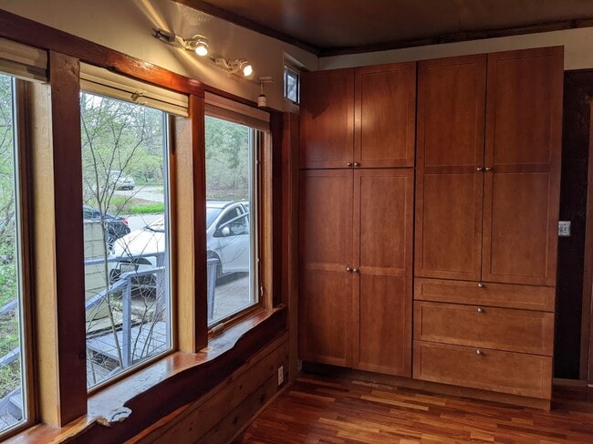 Building Photo - 1633 Leaird Dr