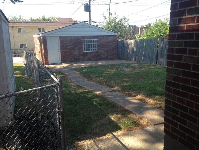 Foto del edificio - 2 Bedroom Brick Ranch with Garage