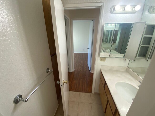 Foto del edificio - Amazing 2 bedroom unit with Lake Mission V...