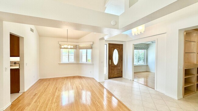 Foto del edificio - Beautifully Updated Single-Story Home in t...